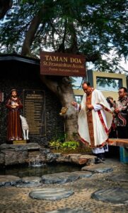Meneladan St. Fransiskus Asisi : Taman Doa Diresmikan di Gereja Albertus agung