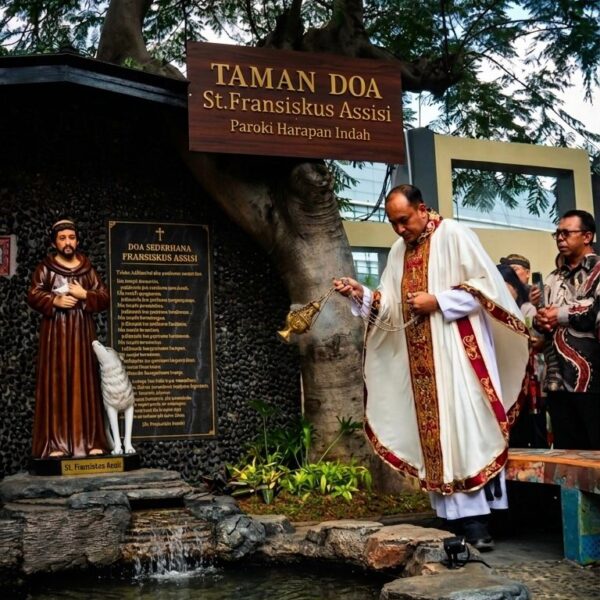 Meneladan St. Fransiskus Asisi : Taman Doa Diresmikan di Gereja Albertus agung